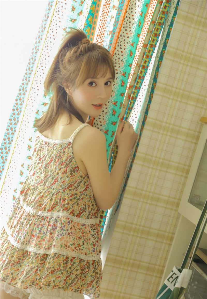 特别专辑隔壁家的女孩低胸吊带酥胸清纯美丽私房照图片