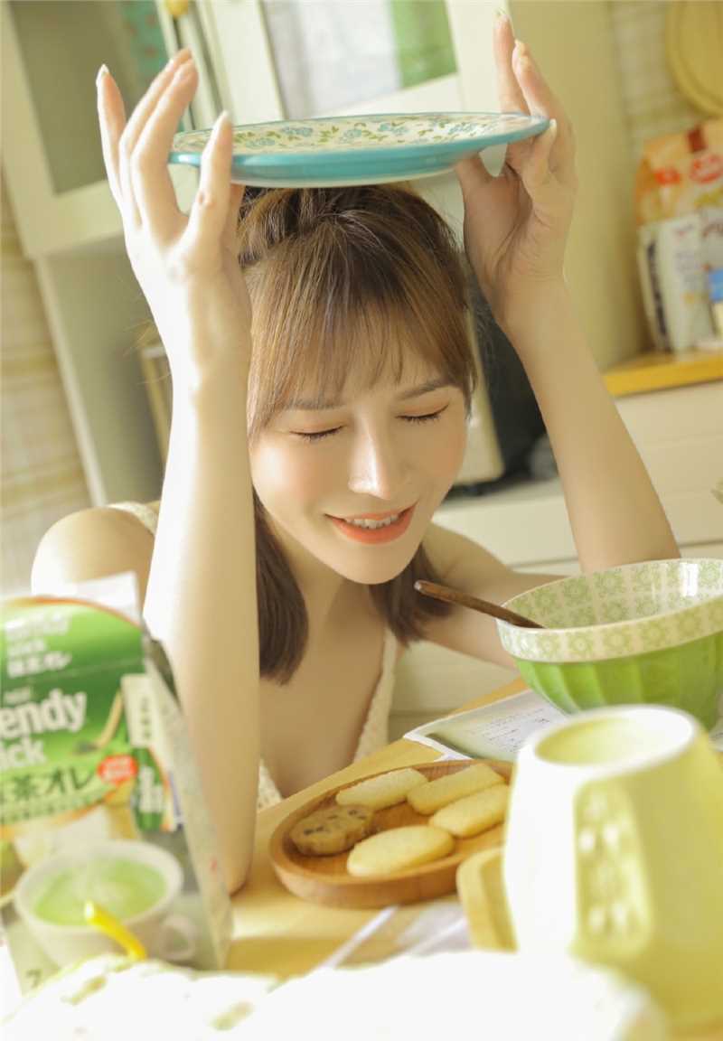 特别专辑隔壁家的女孩低胸吊带酥胸清纯美丽私房照图片