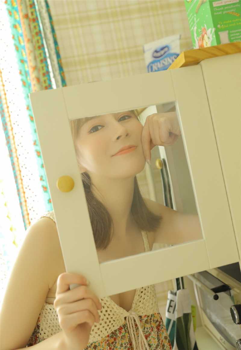 特别专辑隔壁家的女孩低胸吊带酥胸清纯美丽私房照图片