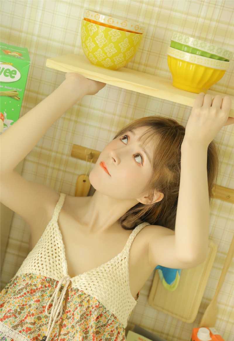 特别专辑隔壁家的女孩低胸吊带酥胸清纯美丽私房照图片