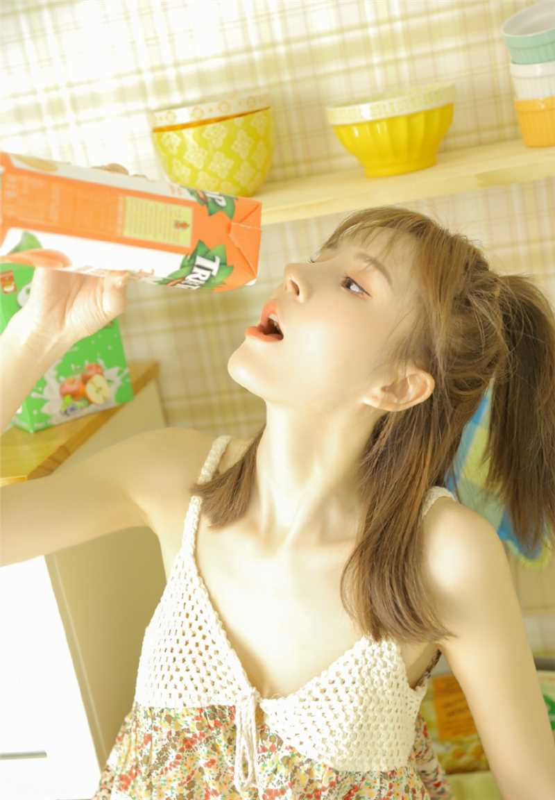 特别专辑隔壁家的女孩低胸吊带酥胸清纯美丽私房照图片