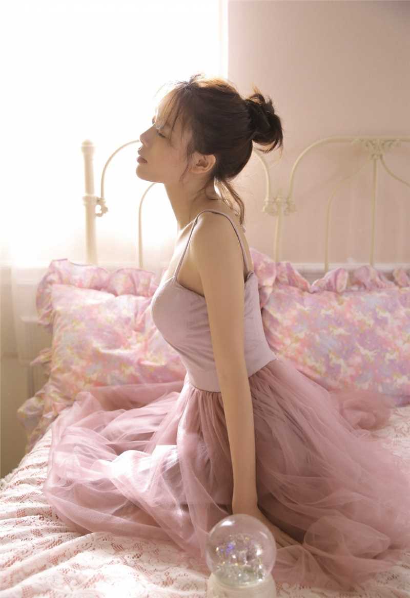 清纯小姐姐吊带纱裙香肩清澈杏眼中国人体艺术照