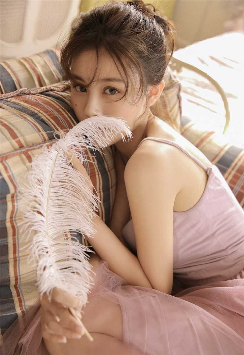 清纯小姐姐吊带纱裙香肩清澈杏眼中国人体艺术照