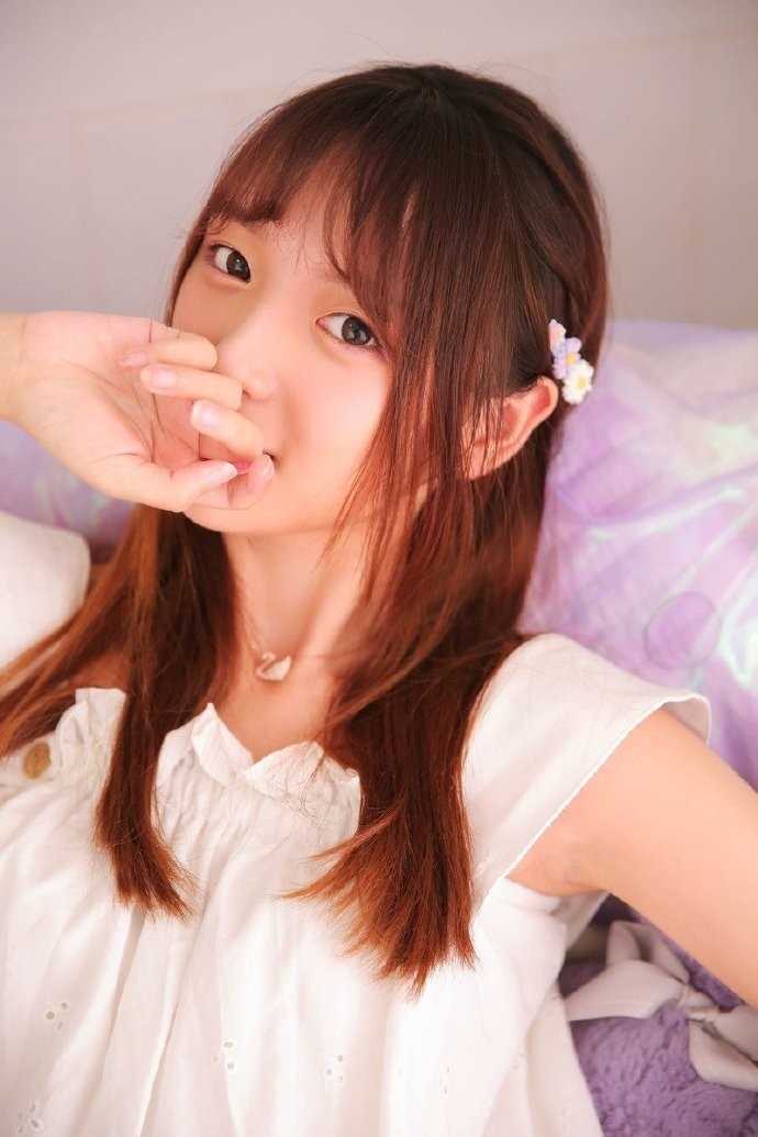 软妹子迷人桃花眼肤若凝脂清纯女生照片