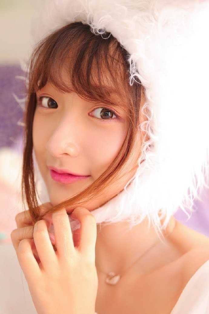 软妹子迷人桃花眼肤若凝脂清纯女生照片