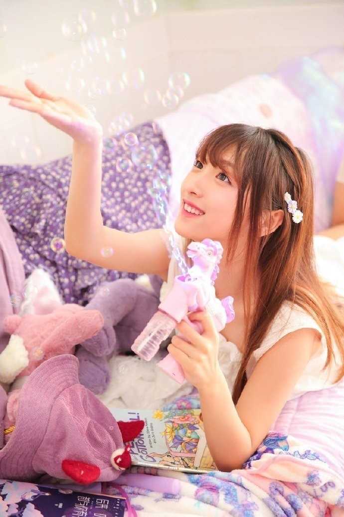 软妹子迷人桃花眼肤若凝脂清纯女生照片