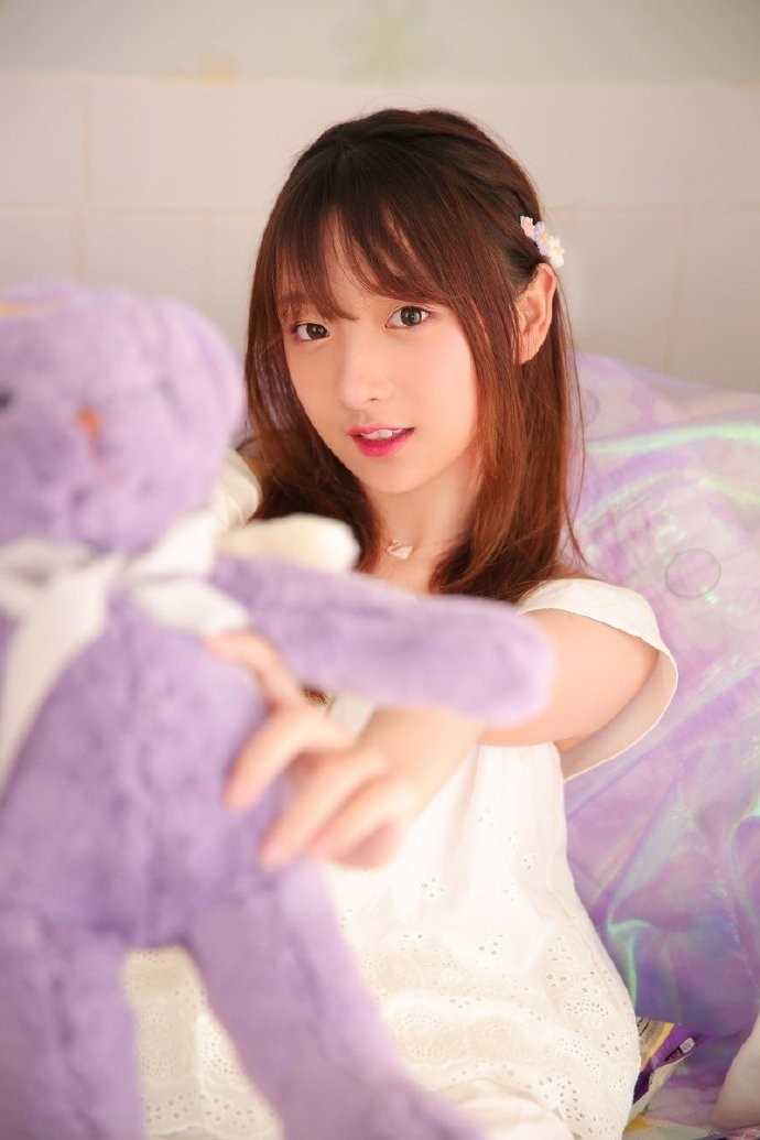 软妹子迷人桃花眼肤若凝脂清纯女生照片