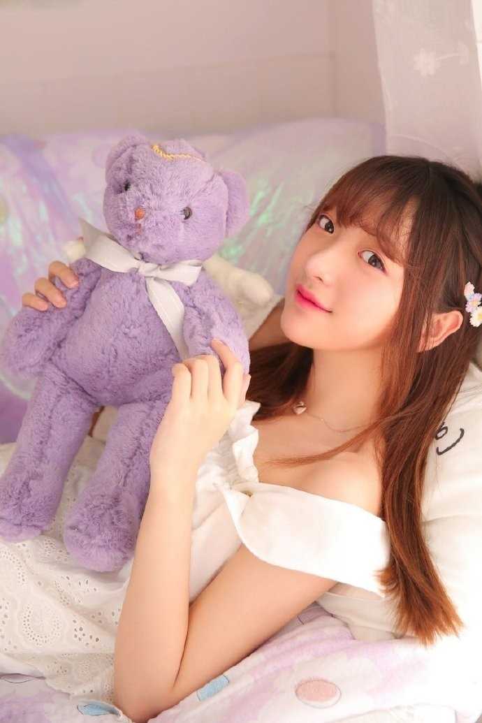 软妹子迷人桃花眼肤若凝脂清纯女生照片