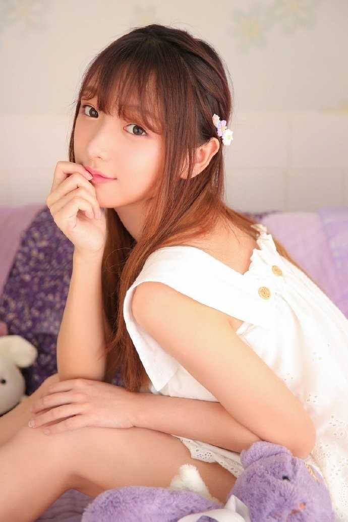 软妹子迷人桃花眼肤若凝脂清纯女生照片