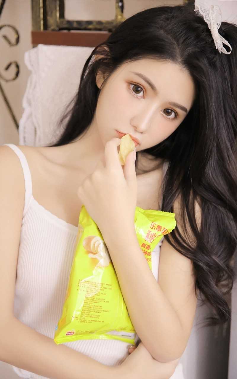 特别专辑可爱萌妹子笑容甜美吊带短裤清纯女生照片图片