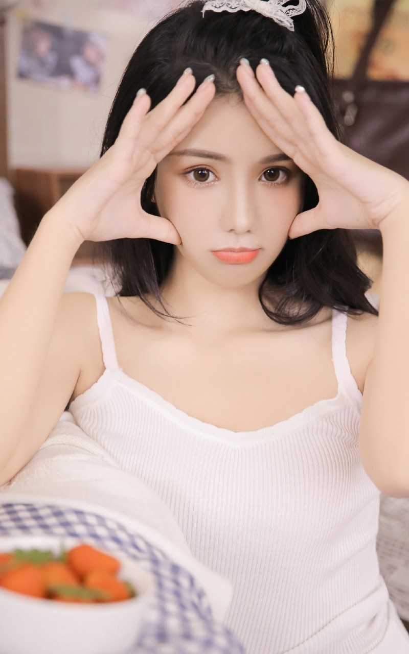 特别专辑可爱萌妹子笑容甜美吊带短裤清纯女生照片图片