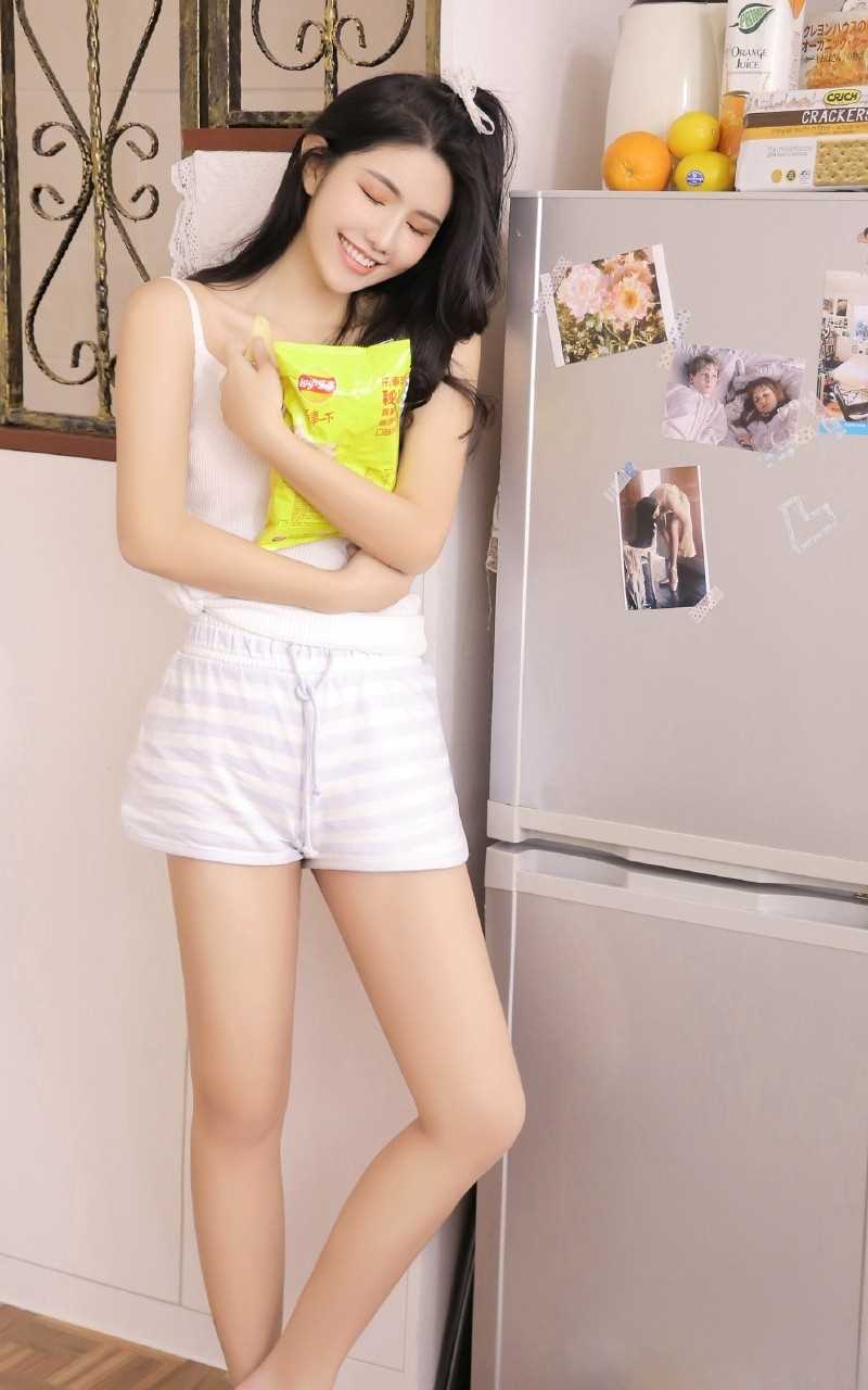 特别专辑可爱萌妹子笑容甜美吊带短裤清纯女生照片图片