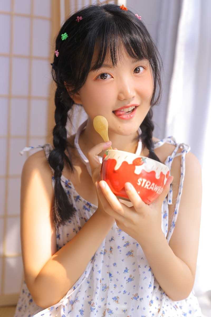 特别专辑清纯可爱美女萝莉未成年吊带睡衣圆脸私房