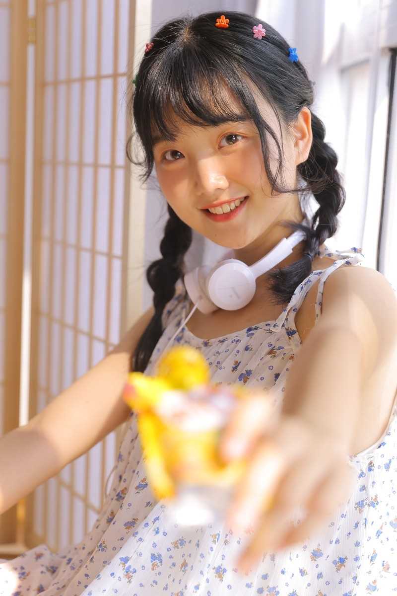 特别专辑清纯可爱美女萝莉未成年吊带睡衣圆脸私房