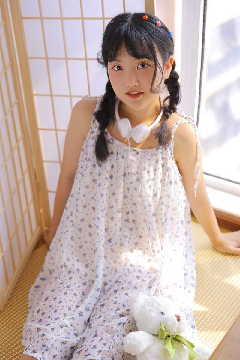 特别专辑清纯可爱美女萝莉未成年吊带睡衣圆脸私房