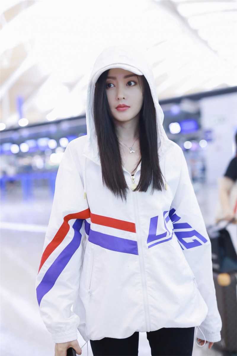 清纯少女张天爱运动服饰街头明星图片