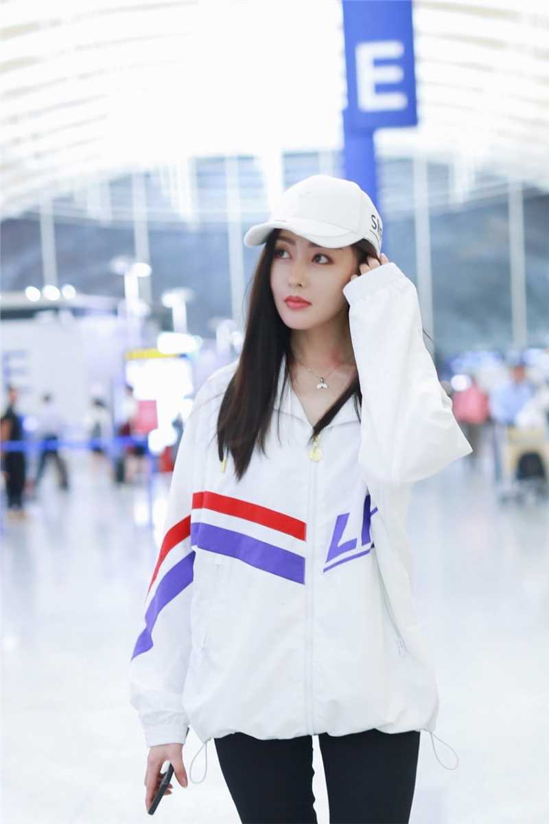 清纯少女张天爱运动服饰街头明星图片