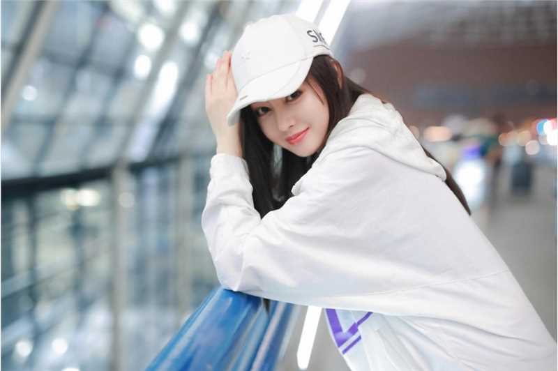 清纯少女张天爱运动服饰街头明星图片