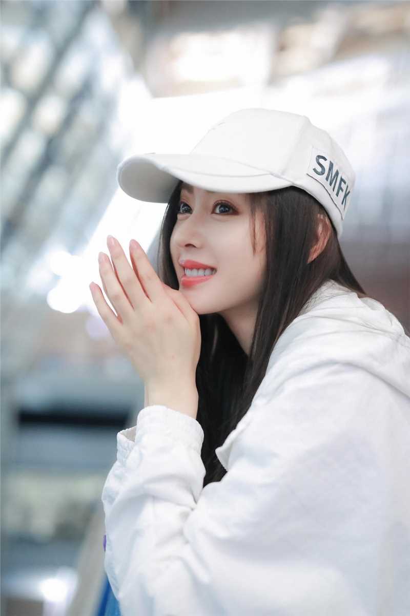 清纯少女张天爱运动服饰街头明星图片