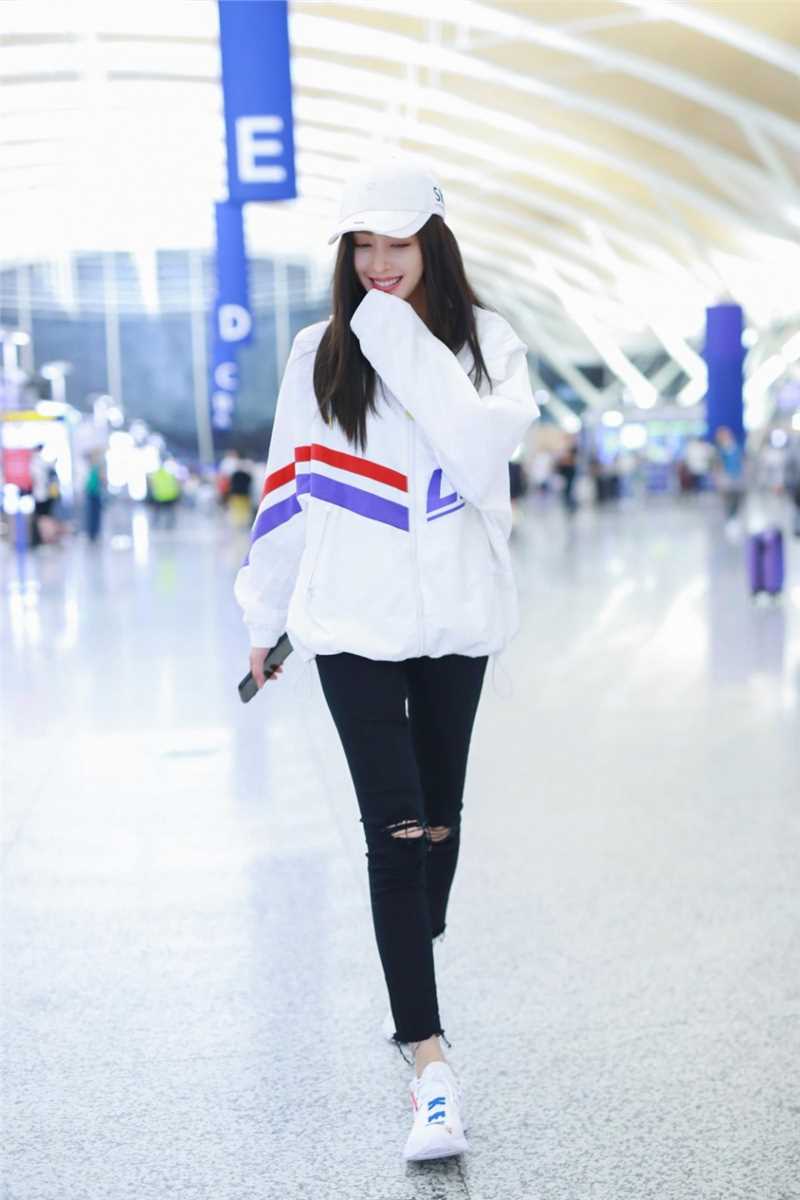 清纯少女张天爱运动服饰街头明星图片