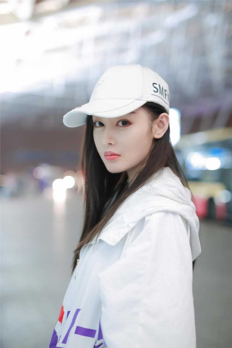 清纯少女张天爱运动服饰街头明星图片