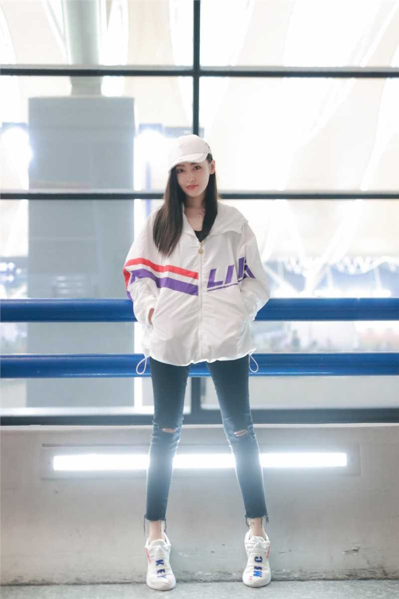 清纯少女张天爱运动服饰街头明星图片