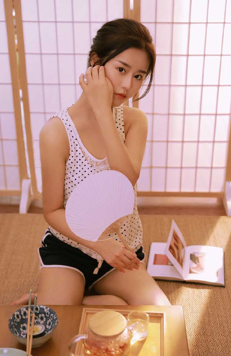 高清治愈系美女居家未成年床上抚媚妖娆性感大胆人体艺术图册