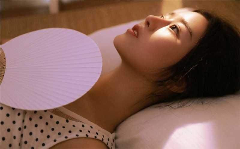 高清治愈系美女居家未成年床上抚媚妖娆性感大胆人体艺术图册