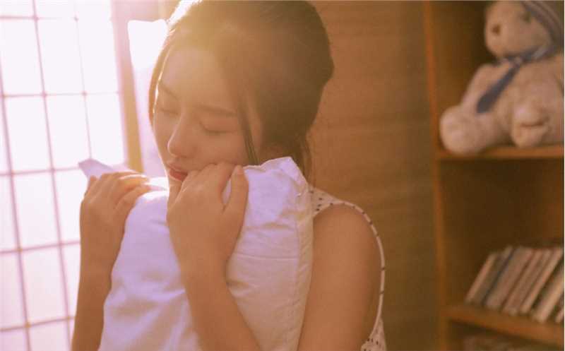 高清治愈系美女居家未成年床上抚媚妖娆性感大胆人体艺术图册