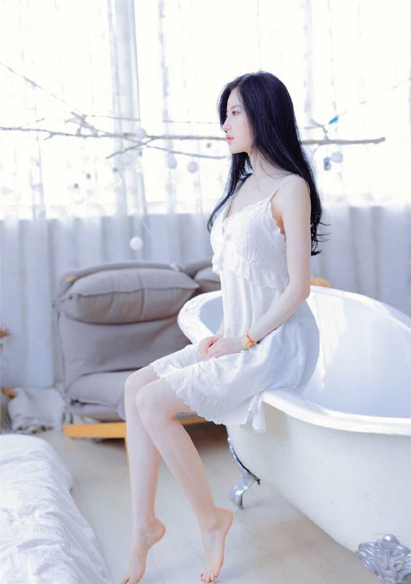 高清清纯养眼校花吊带蕾丝裙白皙奶肌酥胸玉足极品个人图集