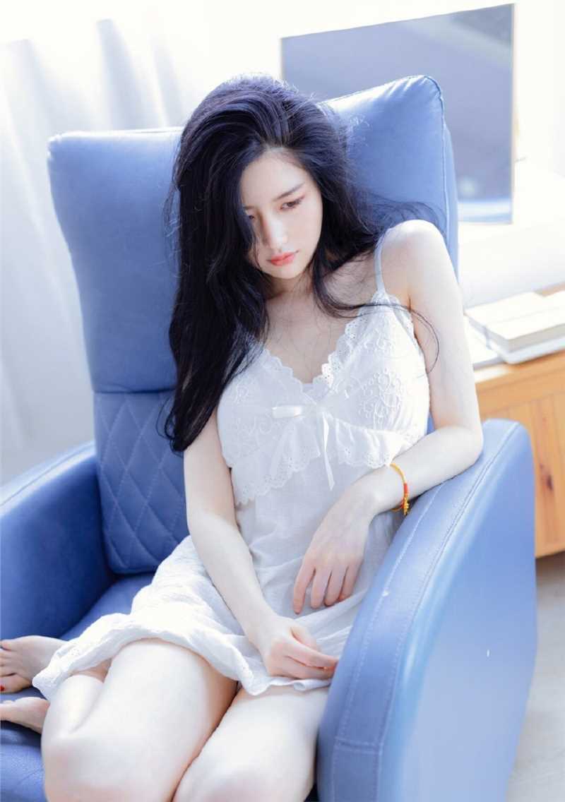 高清清纯养眼校花吊带蕾丝裙白皙奶肌酥胸玉足极品个人图集