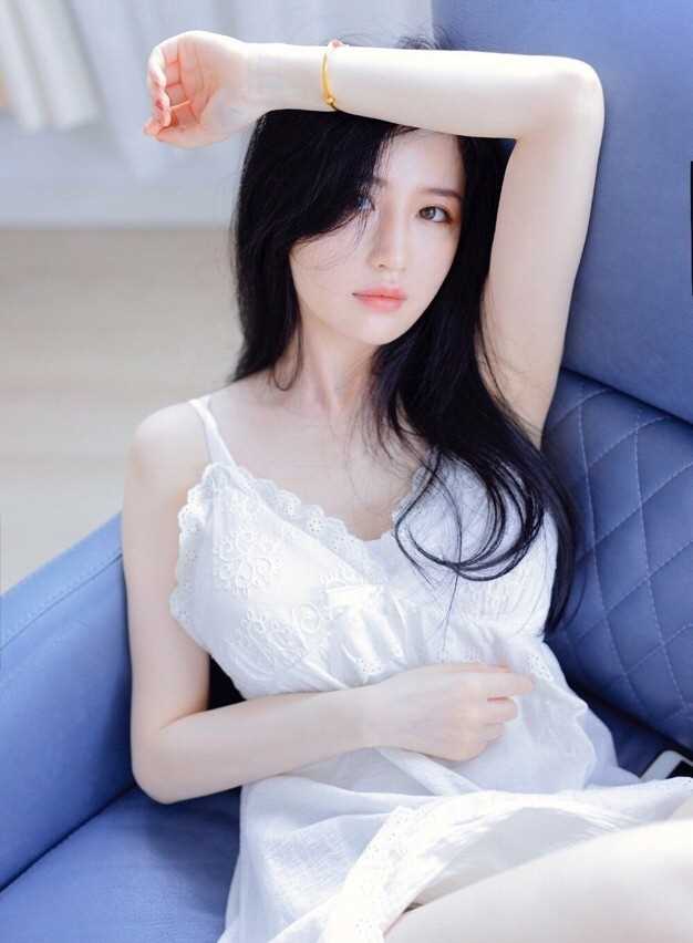 高清清纯养眼校花吊带蕾丝裙白皙奶肌酥胸玉足极品个人图集