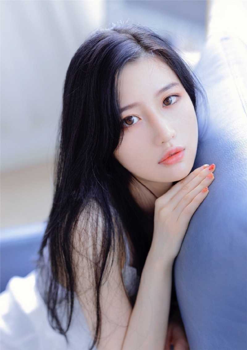 高清清纯养眼校花吊带蕾丝裙白皙奶肌酥胸玉足极品个人图集