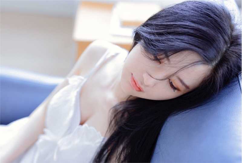 高清清纯养眼校花吊带蕾丝裙白皙奶肌酥胸玉足极品个人图集