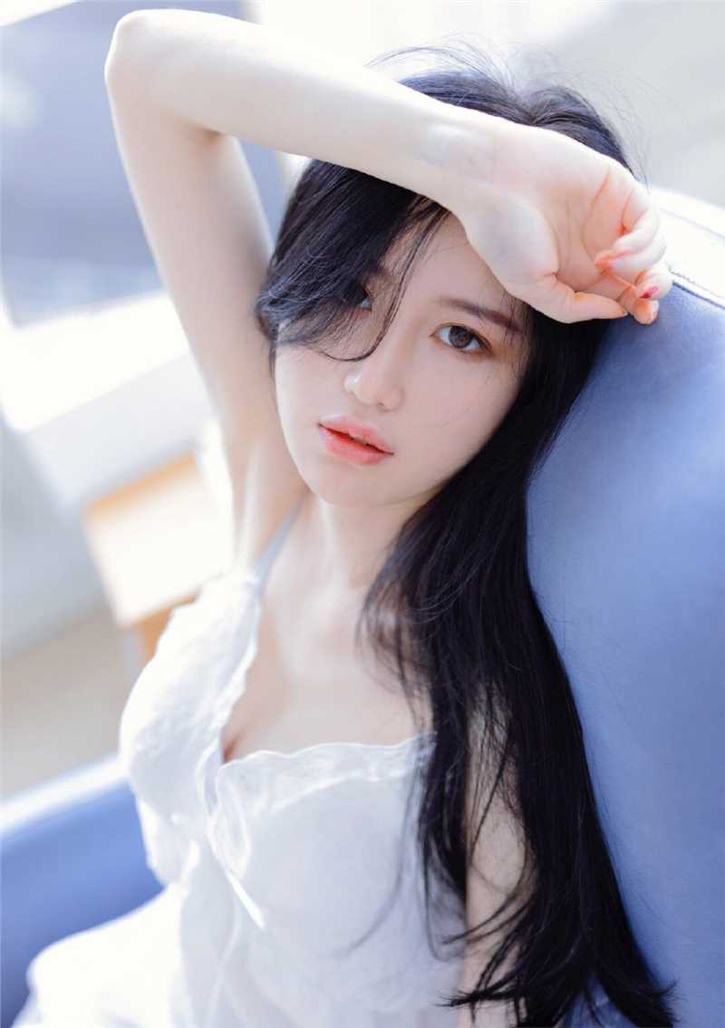 高清清纯养眼校花吊带蕾丝裙白皙奶肌酥胸玉足极品个人图集