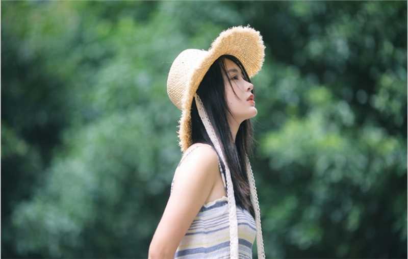 精选盛夏草帽美女暴露吊带裙香肩天鹅臂诱人图册