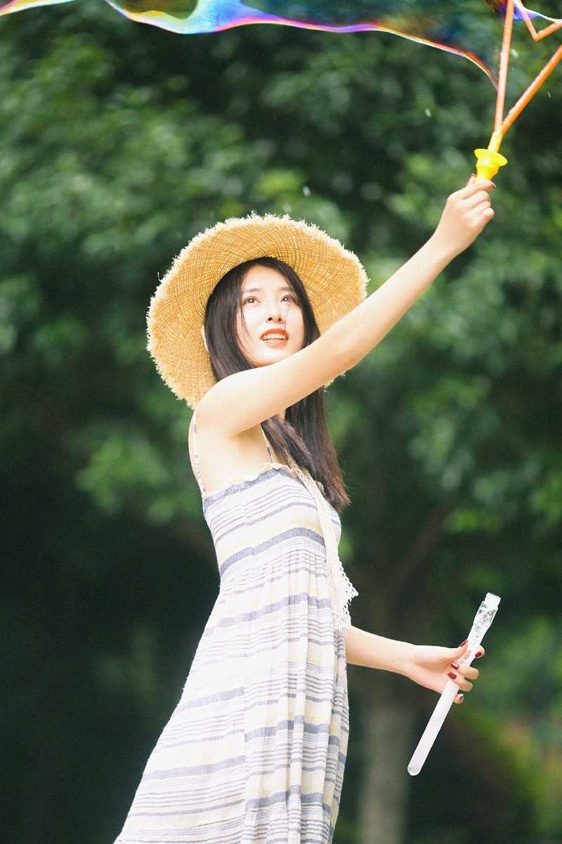 精选盛夏草帽美女暴露吊带裙香肩天鹅臂诱人图册
