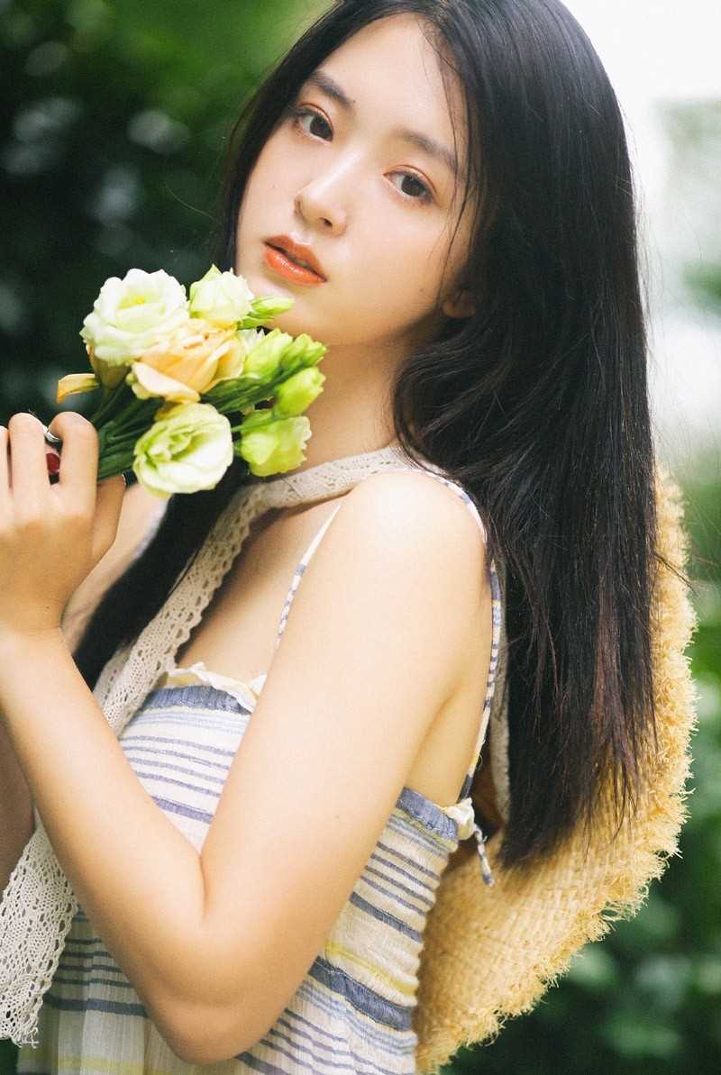 精选盛夏草帽美女暴露吊带裙香肩天鹅臂诱人图册