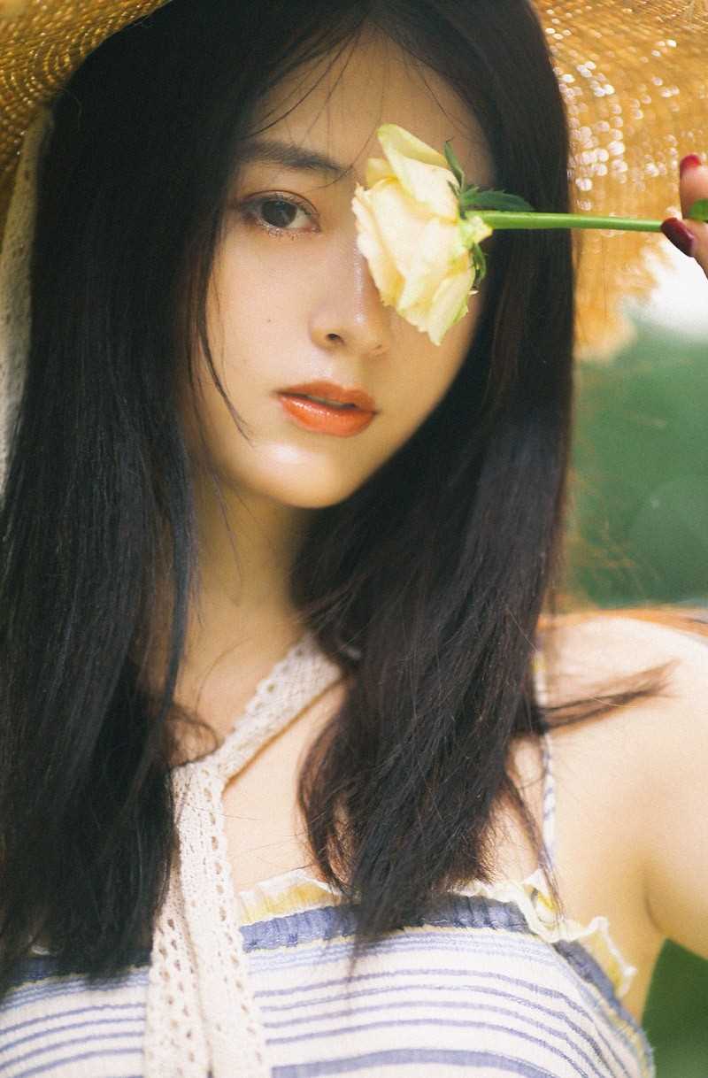 精选盛夏草帽美女暴露吊带裙香肩天鹅臂诱人图册