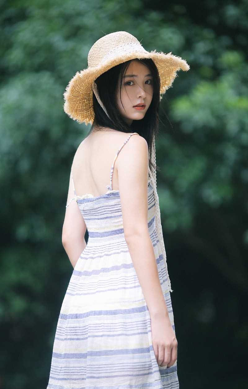 精选盛夏草帽美女暴露吊带裙香肩天鹅臂诱人图册