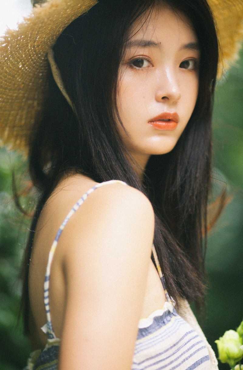 精选盛夏草帽美女暴露吊带裙香肩天鹅臂诱人图册