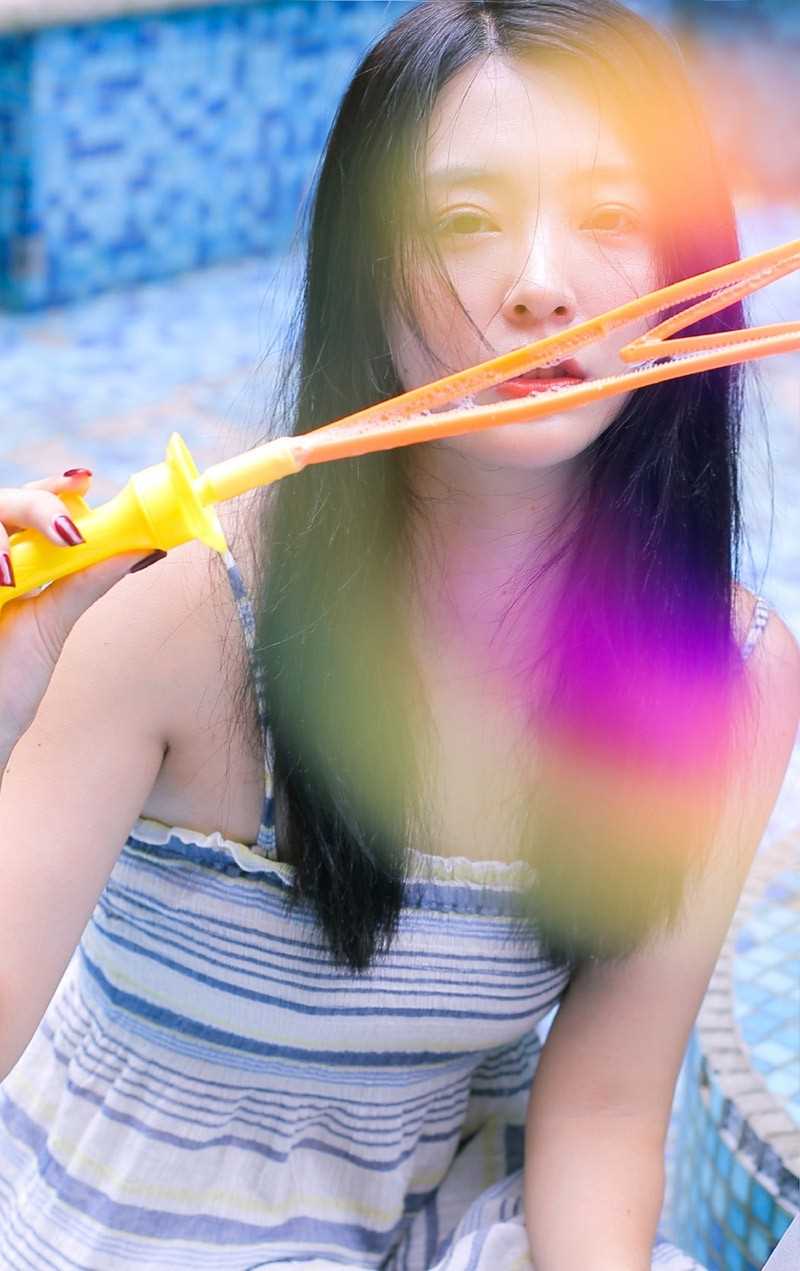 精选盛夏草帽美女暴露吊带裙香肩天鹅臂诱人图册