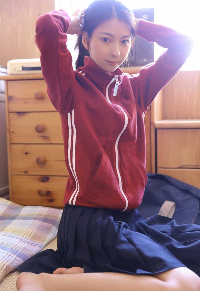 优质校园清纯运动服美女男朋友在图书馆抱着我做岁月静好图片图片