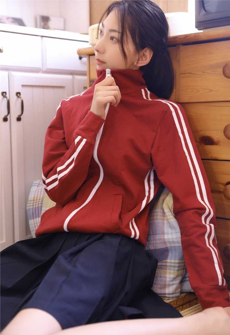 优质校园清纯运动服美女男朋友在图书馆抱着我做岁月静好图片图片