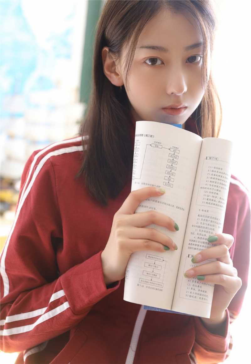 优质校园清纯运动服美女男朋友在图书馆抱着我做岁月静好图片图片