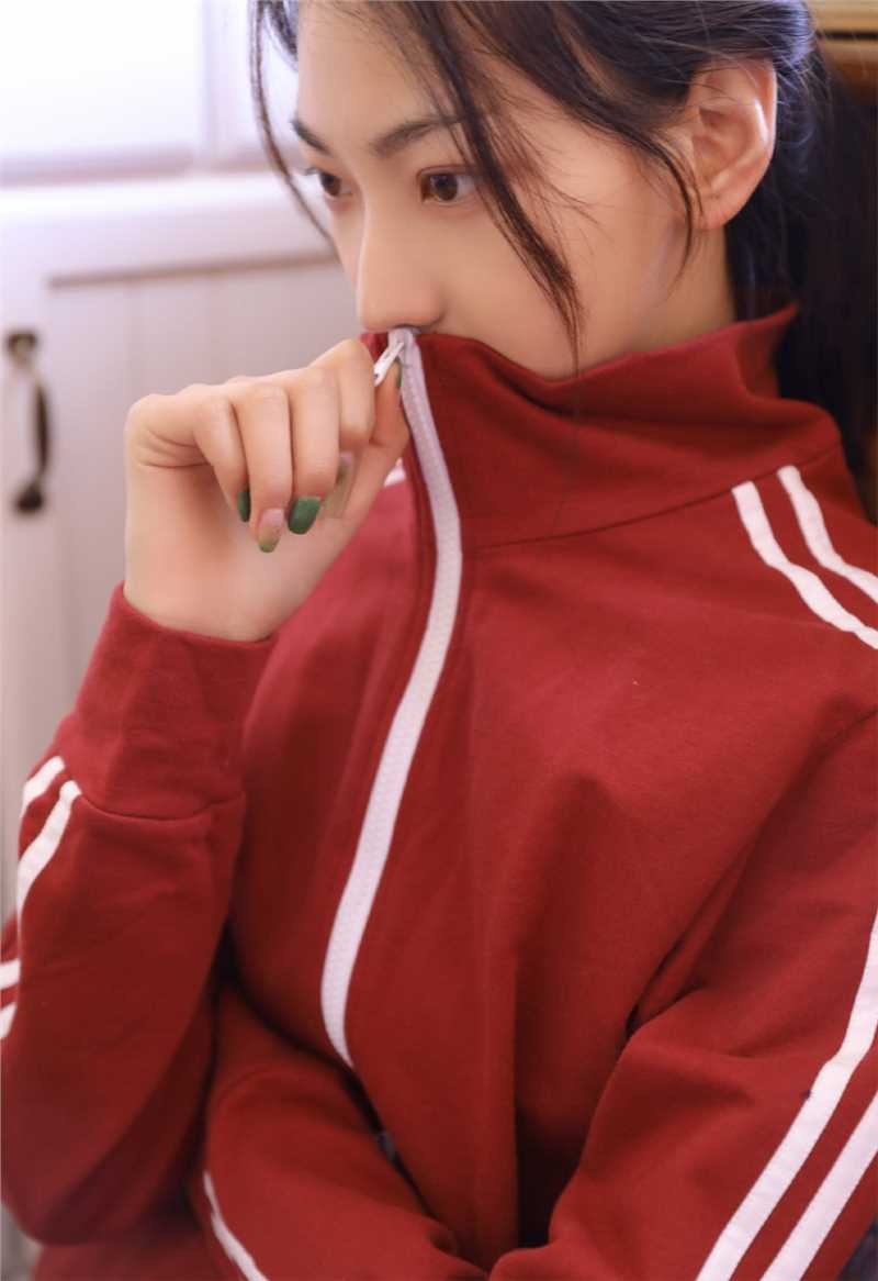 优质校园清纯运动服美女男朋友在图书馆抱着我做岁月静好图片图片