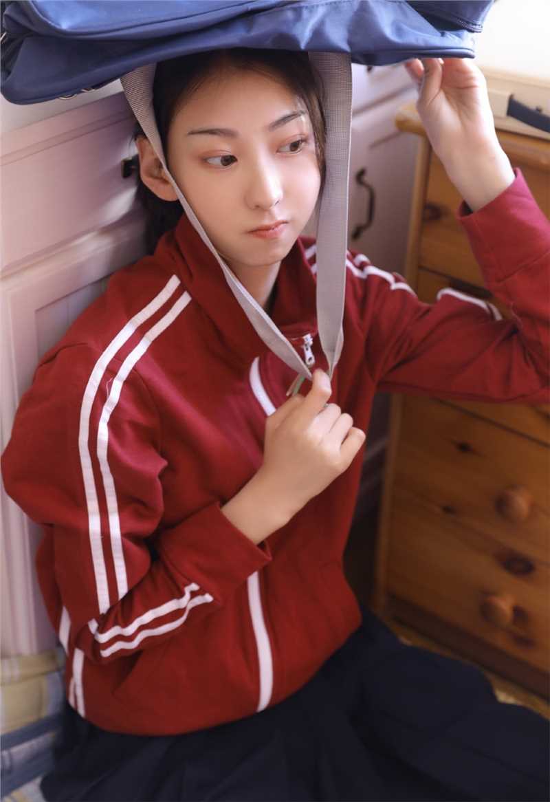 优质校园清纯运动服美女男朋友在图书馆抱着我做岁月静好图片图片