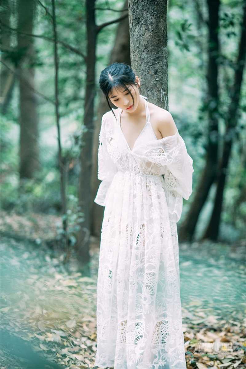 森林仙子阿惜白纱长裙香肩半露禁欲又勾人图集