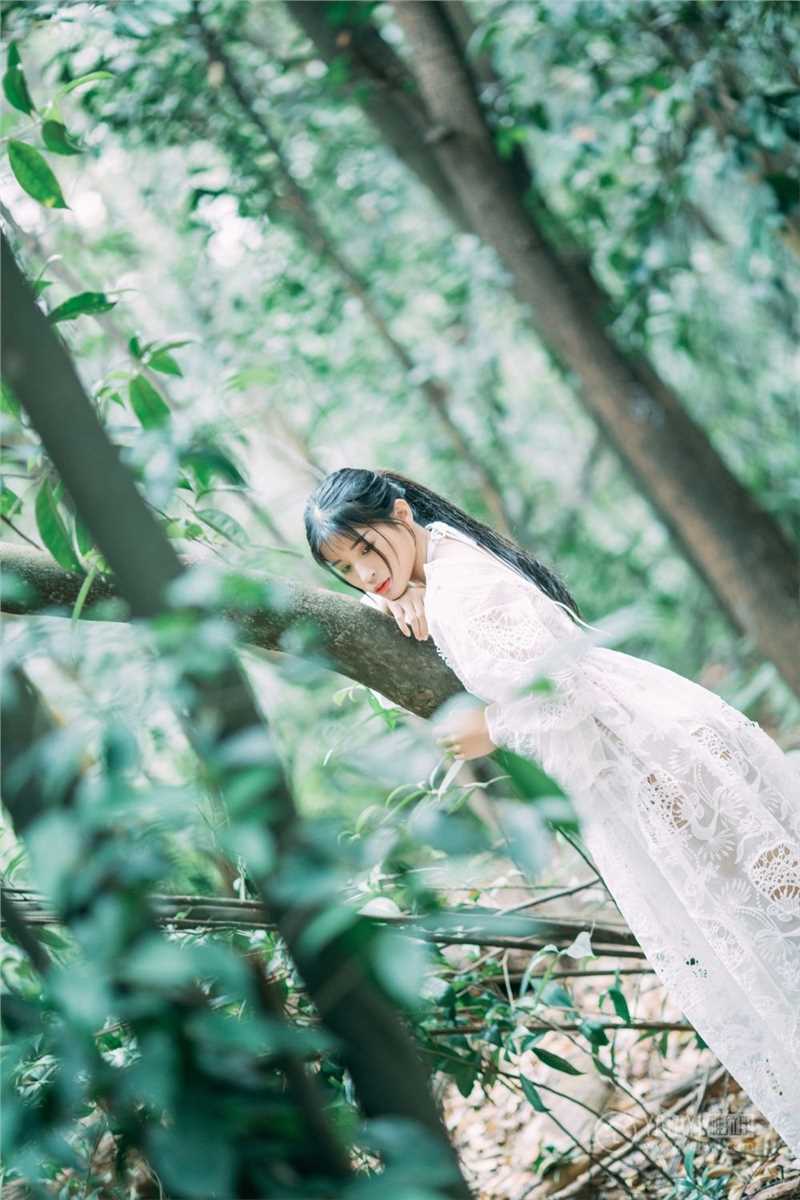 森林仙子阿惜白纱长裙香肩半露禁欲又勾人图集