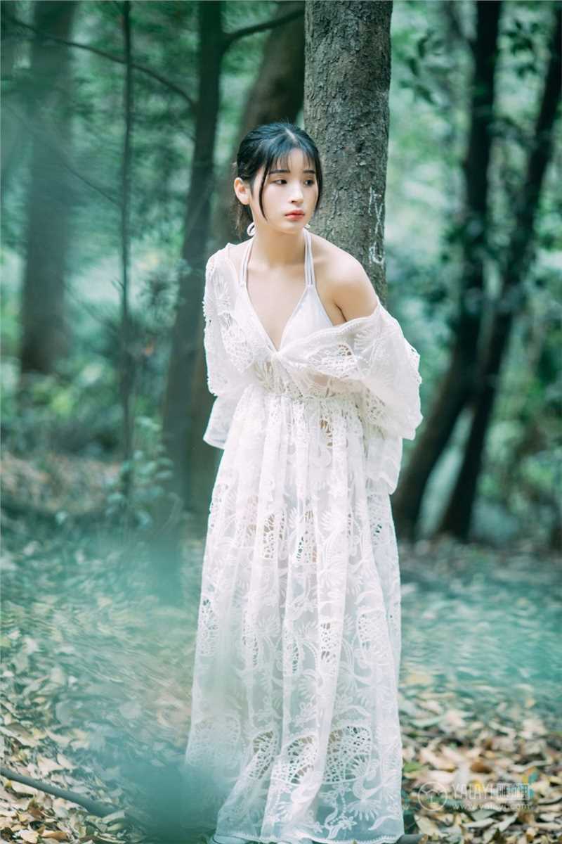 森林仙子阿惜白纱长裙香肩半露禁欲又勾人图集